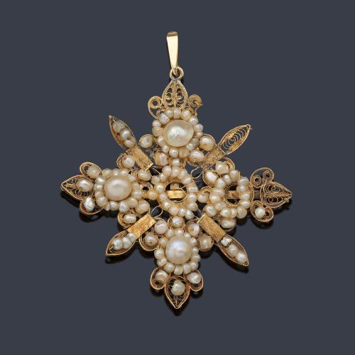  Venera con reasa para colgante con diseño en forma de cruceta con decoración de perlas aljófar cosidas con hilo de oro amarillo. S. XVIII.