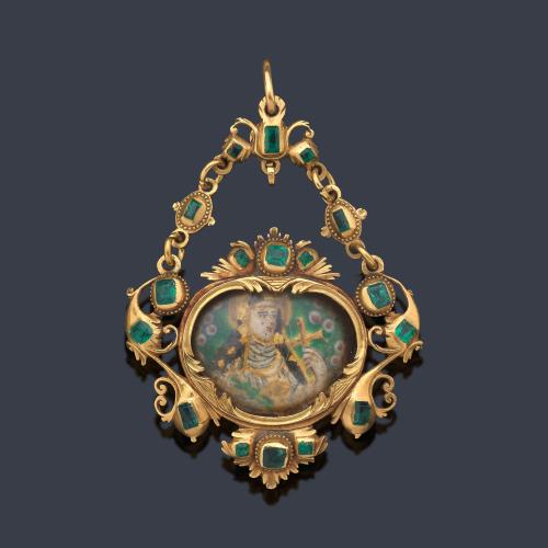  Colgante religioso con La Imagen de Santa Elena de la Cruz pintada a mano y esmaltado con ricos detalles en pan de oro, enmarcado con follaje y enriquecido con esmeraldas calibradas. S. XVII.