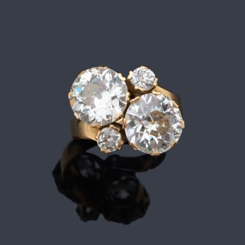  Importante anillo 'tú y yo' con dos diamantes talla antigua de aprox. 2,91 ct y 3,06 ct respectivamente.