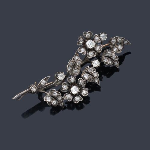  Broche con diseño floral, época Isabelina con diamantes talla antigua y 'old cut' de aprox. 1,90 ct en total. S. XIX.