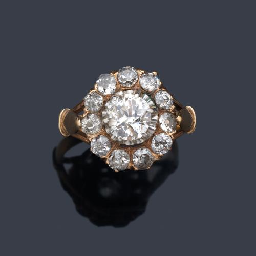  Anillo con diseño de rosetón con diamantes talla 'old cut' de aprox. 1,90 ct en total. Circa 1850.