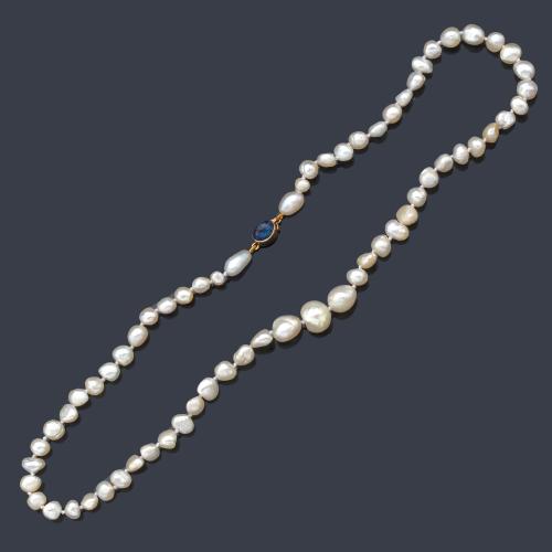  Collar con un hilo de perlas naturales (finas) de aprox. 3,60 mm - 9,70 mm con cierre en oro amarillo de 18K y zafiro en cabujón. Certificado GCS.