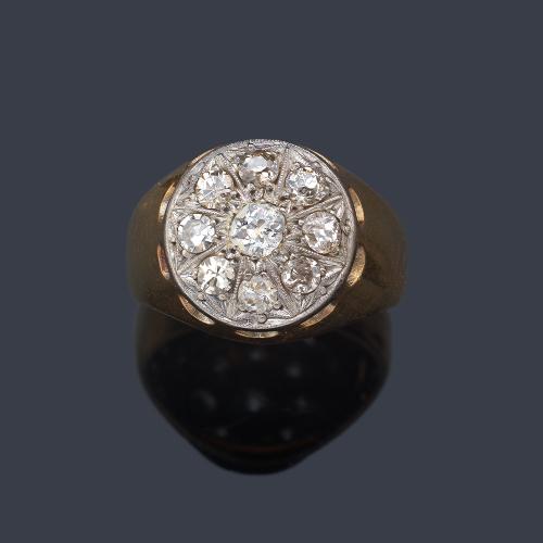  Anillo tipo sello con motivo central con diamantes talla antigua de aprox. 0,47 ct en total.