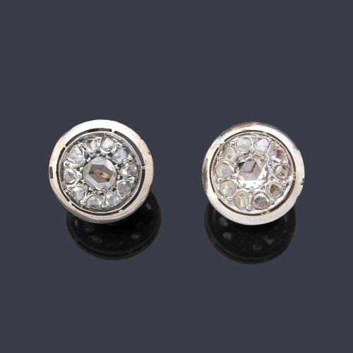  Pendientes circulares con pavé de diamantes talla rosa en montura de oro amarillo de 18K y vista en platino.