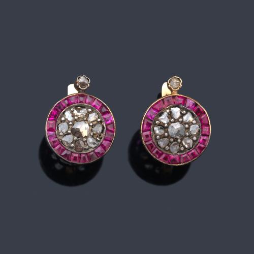  Pendientes cortos con diseño de 'ojo de perdiz' con centro de diamantes talla rosa y orla de rubíes calibrados. Años '20.