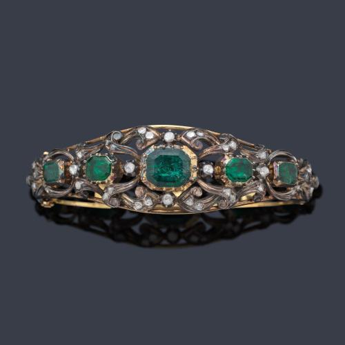  Pulsera época Victoriana con diseño calado y roleos, enriquecidos con símil de esmeraldas en disminución de tamaño y decorados con diamantes talla rosa. Circa 1880.