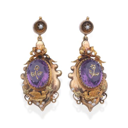  Pendientes largos época Isabelina con pareja de amatistas con detalle floral al centro, en montura de oro amarillo de 18K. S. XIX.