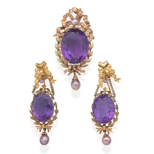  Semi - parure con colgante - broche y pendientes largos con amatistas talla oval y perlitas, realizados en oro rosa y amarillo de 18K. Circa 1850 - 1870.