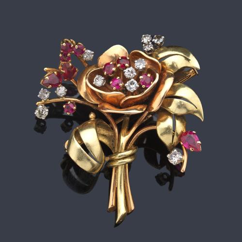  Broche años '40 con diseño de 'bouquet floral' con brillantes de aprox. 1,20 ct en total y rubíes talla perilla y redonda.