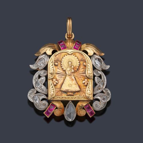  Medalla devocional con La Imagen de La Virgen del Pilar enmarcado con rubíes sintéticos calibrados y diamantes talla rosa de aprox. 3,10 ct en total. Años '50.