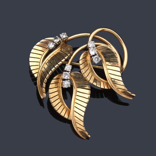  Broche con diseño vegetal con tres hojas entrelazadas y decoradas con brillantes, en montura de oro amarillo de 18K. Años '40.