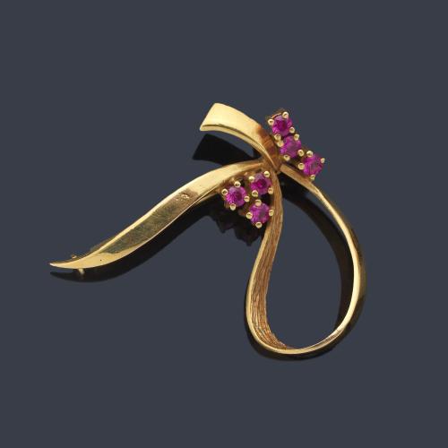  Broche con diseño de lazada con rubíes sintéticos en montura de oro amarillo de 18K.