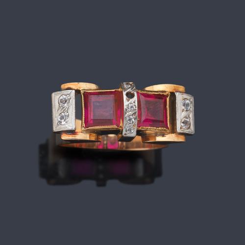  Anillo retro con pareja de rubíes sintéticos con diamantes talla rosa, en montura de oro amarillo de 18K. Años '40.