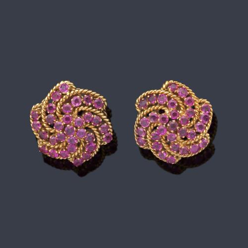  Pendientes cortos con bandas curvadas con rubíes talla redonda en montura decorada con cordoncillo en oro amarillo de 18K.
