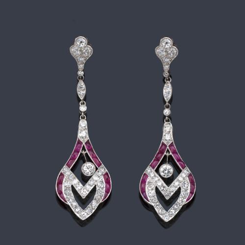  Pendientes largos con diamantes talla brillante y 16/16 con detalles de rubíes calibrados y ónix.