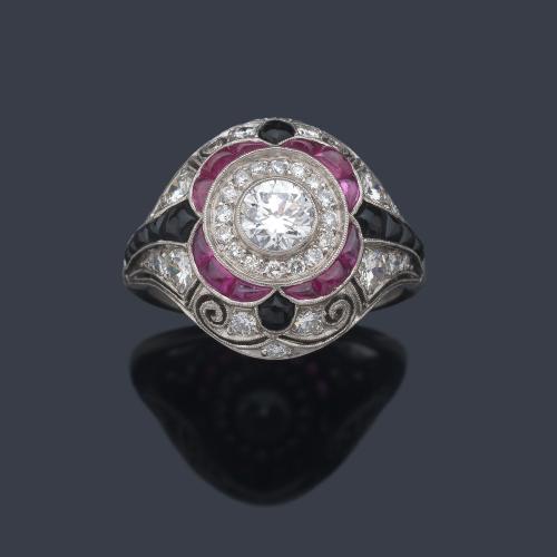  Anillo con diseño bombé con brillante de aprox. 0,60 ct con orla de diamantes de aprox. 0,84 ct y rubíes calibrados de 2,00 ct en total.
