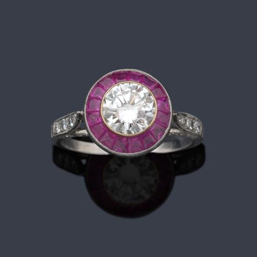  Anillo con diseño de 'ojo de perdiz' con brillante de 1,02 ct y orla de rubies calibrados de aprox. 0,60 ct en total.