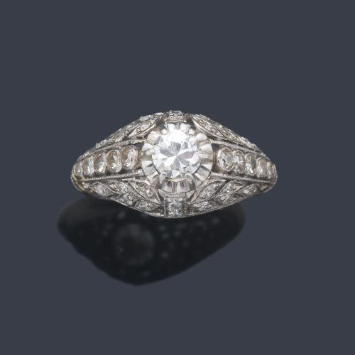  Anillo con delicado diseño calado en motivos vegetales con diamante central talla transición de aprox. 0,35 ct.