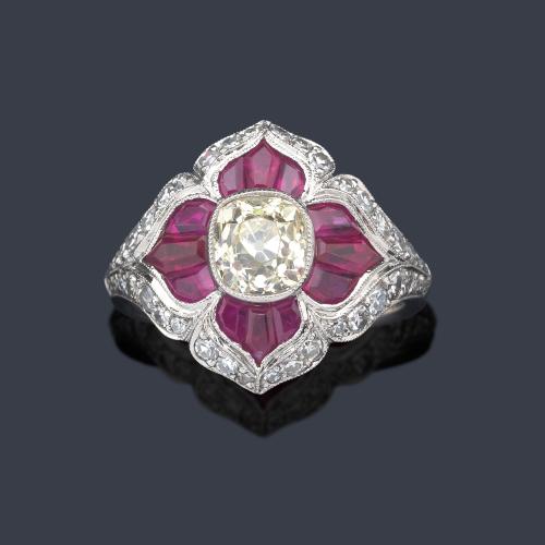  Anillo con diseño floral y diamante talla 'old cushion' de aprox. 1,20 ct con orla de rubíes calibrados y diamantes talla 8/8 de aprox. 0,80 ct en total.