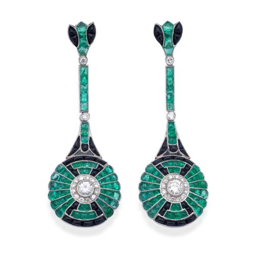  Pendientes largos con esmeraldas calibradas talla abombada de aprox. 13,00 ct en total , con brillantes de aprox. 0,85 ct y piezas de ónix.
