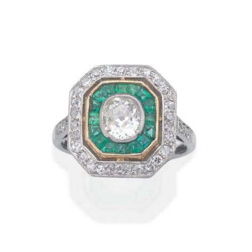  Anillo con diseño octogonal con diamante talla antigua de aprox. 0,90 ct con orla de esmeraldas calibradas y brillantes de aprox. 0,80 ct en total.