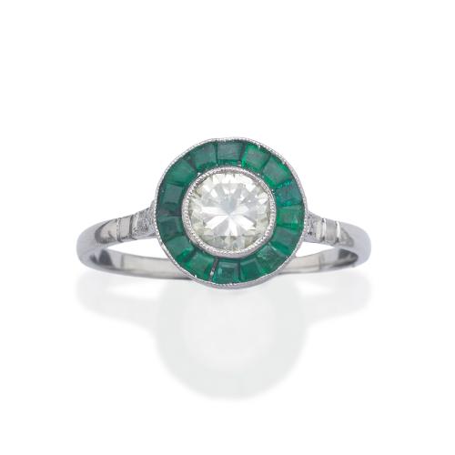  Anillo 'ojo de perdiz' con brillante central de aprox. 0,55 ct y orla de esmeraldas calibradas.