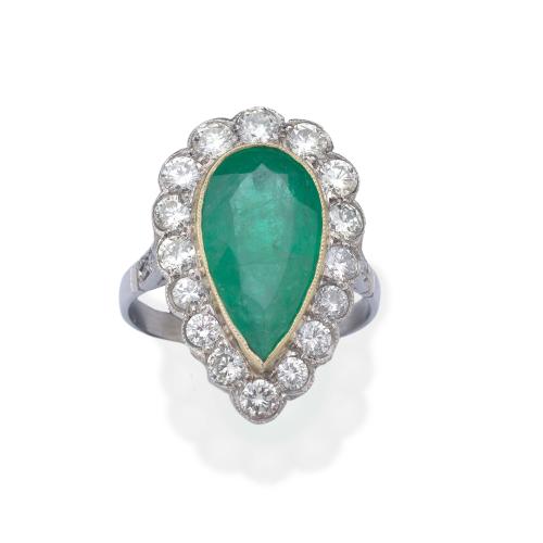  Anillo con esmeralda talla perilla de aprox. 3,50 ct con orla de brillantes de aprox. 2,00 ct en total.