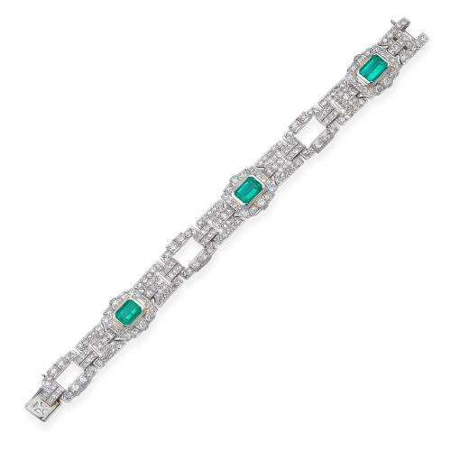  Pulsera época 'art decó' con tres esmeraldas de aprox. 4,70 ct y diamantes talla transición y sencilla de aprox. 8,20 ct en total. Años '30.