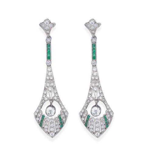  Pendientes largos con brillantes de aprox. 3,50 ct en total y esmeraldas calibradas de aprox. 0,75 ct en total