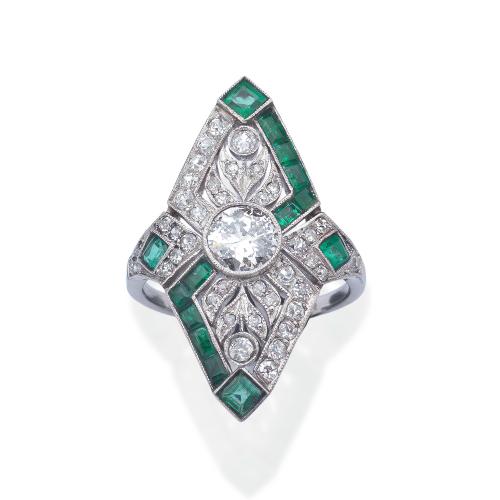  Anillo lanzadera con brillante central y diamantes talla sencilla de aprox. 1,20 ct en total con banda de esmeraldas calibradas de aprox. 1,30 ct.