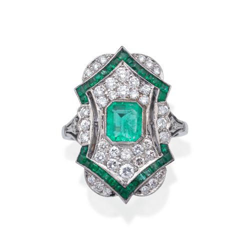  Anillo lanzadera con esmeralda central y calibradas de aprox. 1,00 ct en total y brillantes de aprox. 1,50 ct.