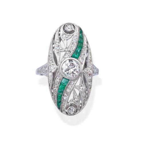  Anillo lanzadera con brillante central y diamantes talla 8/8 de aprox. 1,40 ct en total y banda curvada de esmeraldas calibradas de 0,60 ct.