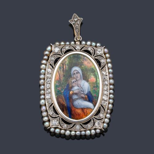  Medalla devocional con La Imagen de la Virgen y el Niño realizado en esmalte policromado, enmarcado con diseño calado con diamantes talla antigua y orla de perlitas aljófar. Circa 1920.