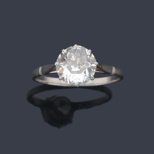  Solitario con diamante talla antigua de aprox. 1,64 ct en montura de oro blanco de 18K.