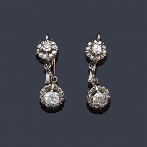  Pendientes largos 'Tú y yo' con diamantes talla antigua en montura de platino y cierre de pala catalana en oro amarillo de 18K. Años '30.