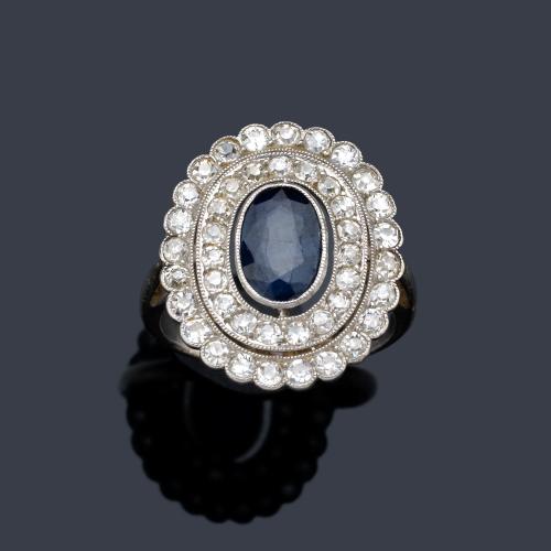  Anillo con zafiro talla oval de 1,00 ct con doble orla de diamantes talla sencilla. Años '30.