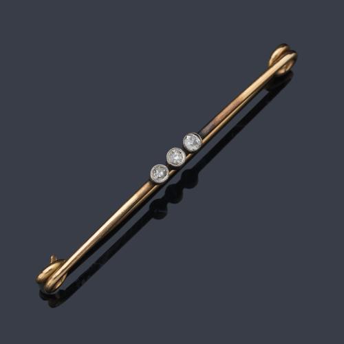  Alfiler con tres diamantes talla antigua en montura de oro amarillo de 18K. Ppios S. XX.