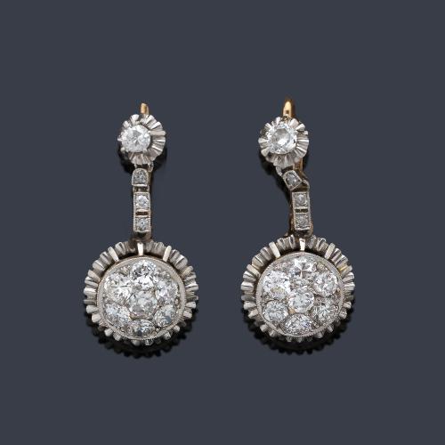  Pendientes largos con motivo inferior con pavé de diamantes talla antigua de aprox. 0,90 ct en total. Finales S. XIX.