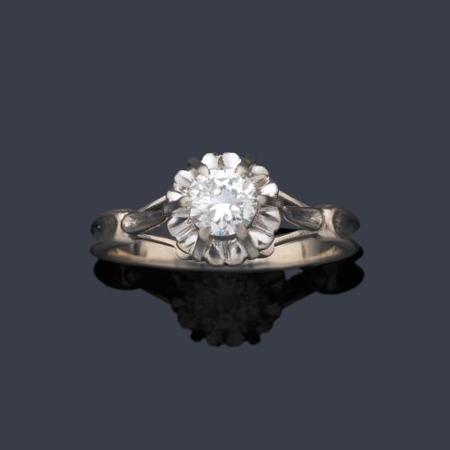  Solitario con brillante de aprox. 0,38 ct en montura de oro blanco de 18K.