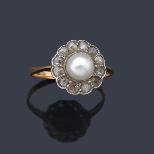  Anillo con rosetón de diamantes talla rosa y perla central de aprox. 5,98 mm.