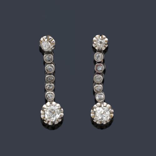  Pendientes largos con diseño de cadeneta con diamantes talla antigua de aprox. 0,75 ct en total. Años '30.