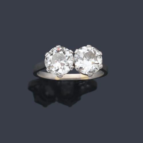  Anillo 'tú y yo' con pareja de diamantes talla transición de aprox. 1,46 ct y 1,40 ct respectivamente.