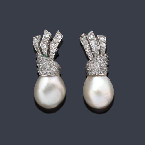  Pendientes largos con pareja de perlas en forma de gota ( posiblemente finas) con copete superior con bandas disparadas de diamantes talla sencilla. Años '30.