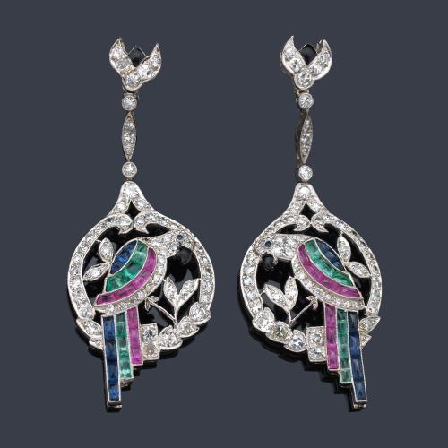  Pendientes largos con diseño central de lorito con brillantes de aprox. 2,00 ct en total, con zafiros de aprox. 1,60 ct, rubíes de aprox. 2,20 ct y esmeraldas calilbradas de aprox. 1,35 ct en total.