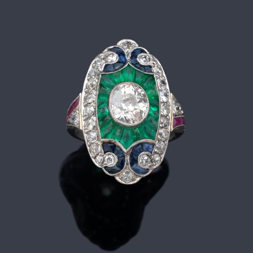  Anillo lanzadera con diamante talla 'old cut' central de aprox. 1,31 ct con orla de esmeraldas calibradas de 3,12 ct en total.