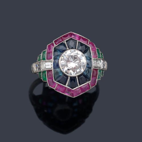  Anillo con brillante central de aprox. 0,80 ct con triple orla de zafiros de 4,00 ct, esmeraldas de aprox. 0,95 ct y rubíes calibrados 1,07 ct en total.