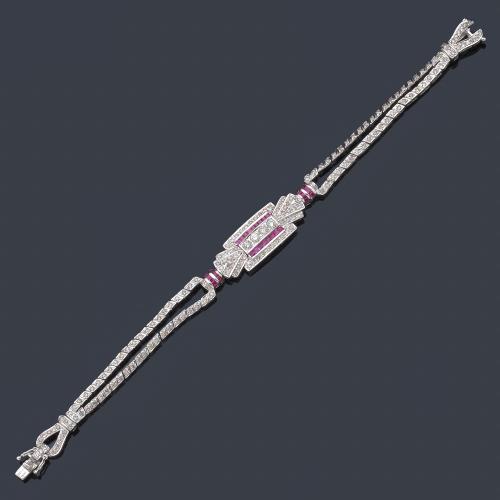  Pulsera estilo 'art decó' con brillantes de aprox. 2,50 ct con motivos de rubíes calibrados de aprox. 0,95 ct en total.