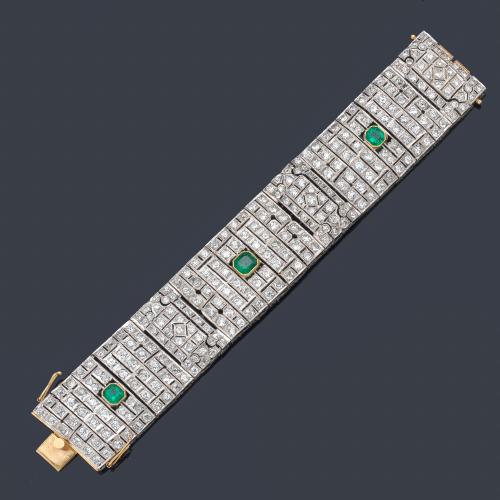  Pulsera ancha con tres esmeraldas de aprox. 5,70 ct y diamantes talla antigua y brillante de aprox. 36,00 ct en total.