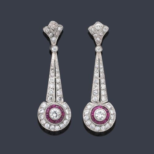  Pendientes largos rematado con motivo 'ojo de perdiz' con brillantes de aprox. 2,90 ct en total y rubíes calibrados.