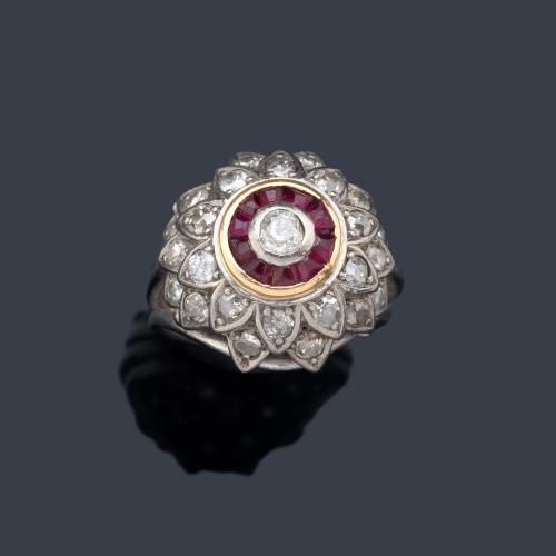  Anillo con diseño bombé con centro de 'ojo de perdiz' con diamante talla antigua y orla de rubíes calibrados. Circa 1930.